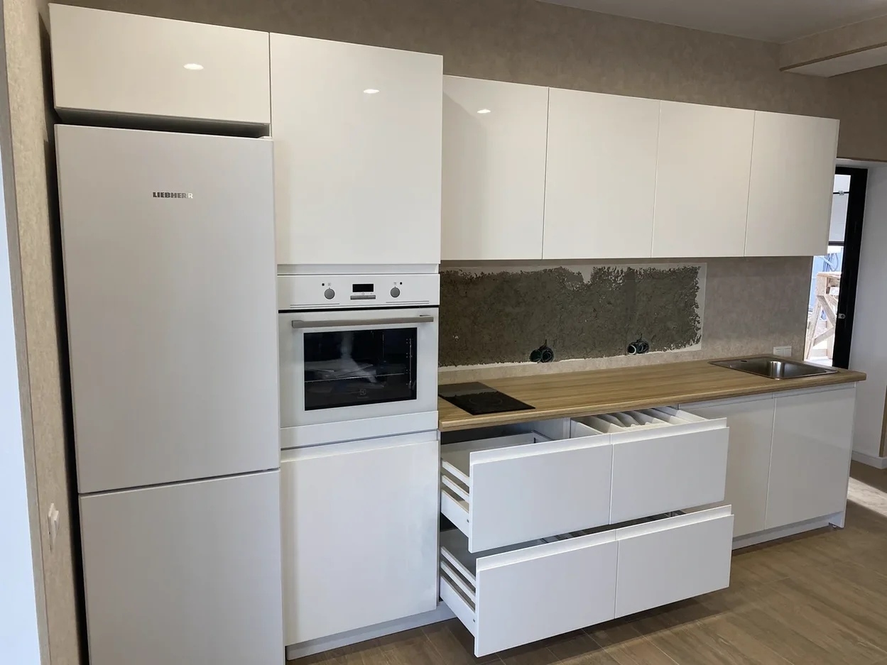 Белый кухонный гарнитур-Кухня МДФ в эмали «Модель 570»-фото3